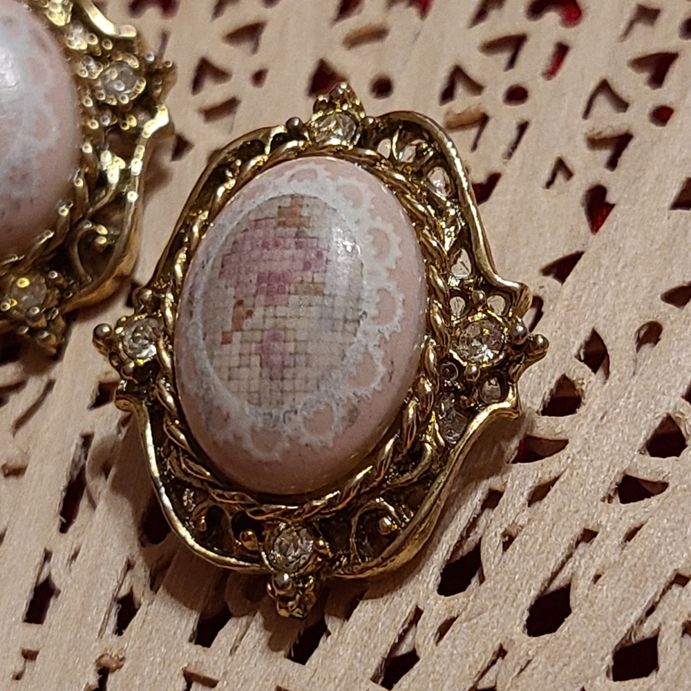 Clip on Earring very faded picture on these earrings - Picture 5 of 17